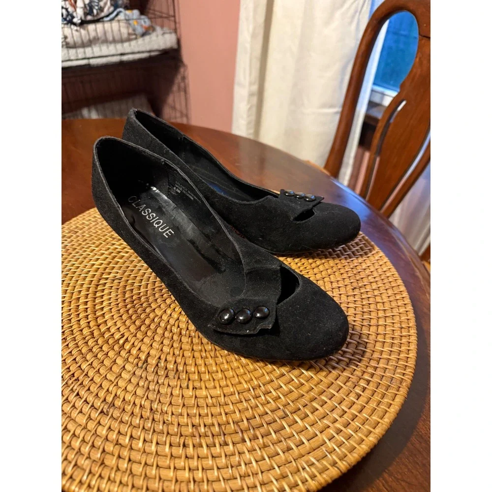 Classique Womens Black Faux Suede Button Detail Kitten Heel Pumps Size 9.5W